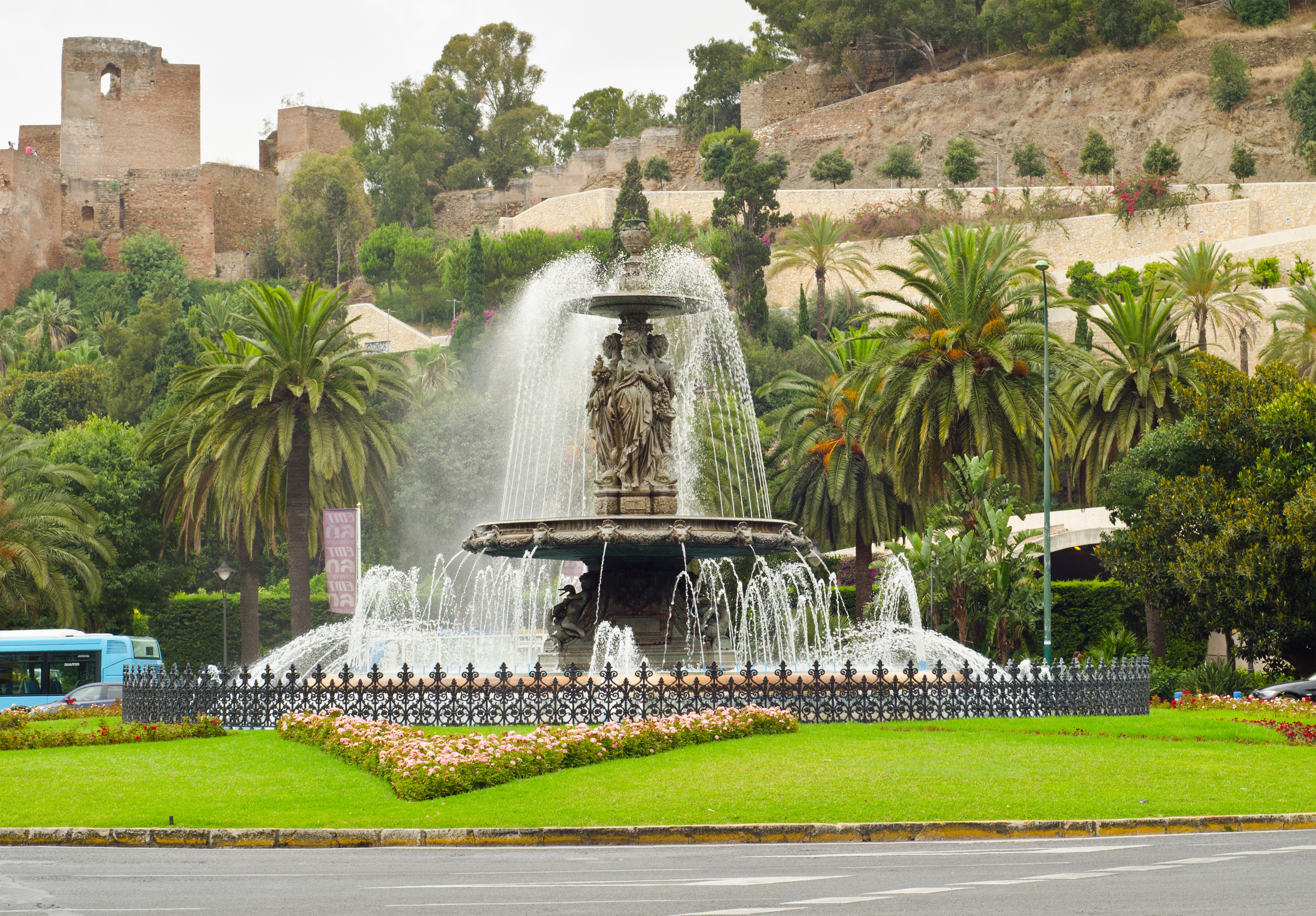 Den historiske Plaza del General Torrijos med dekorativ fontæne og skulpturer i Malaga, Andalusien