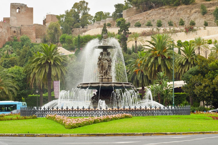 Den historiske Plaza del General Torrijos med dekorativ fontæne og skulpturer i Malaga, Andalusien