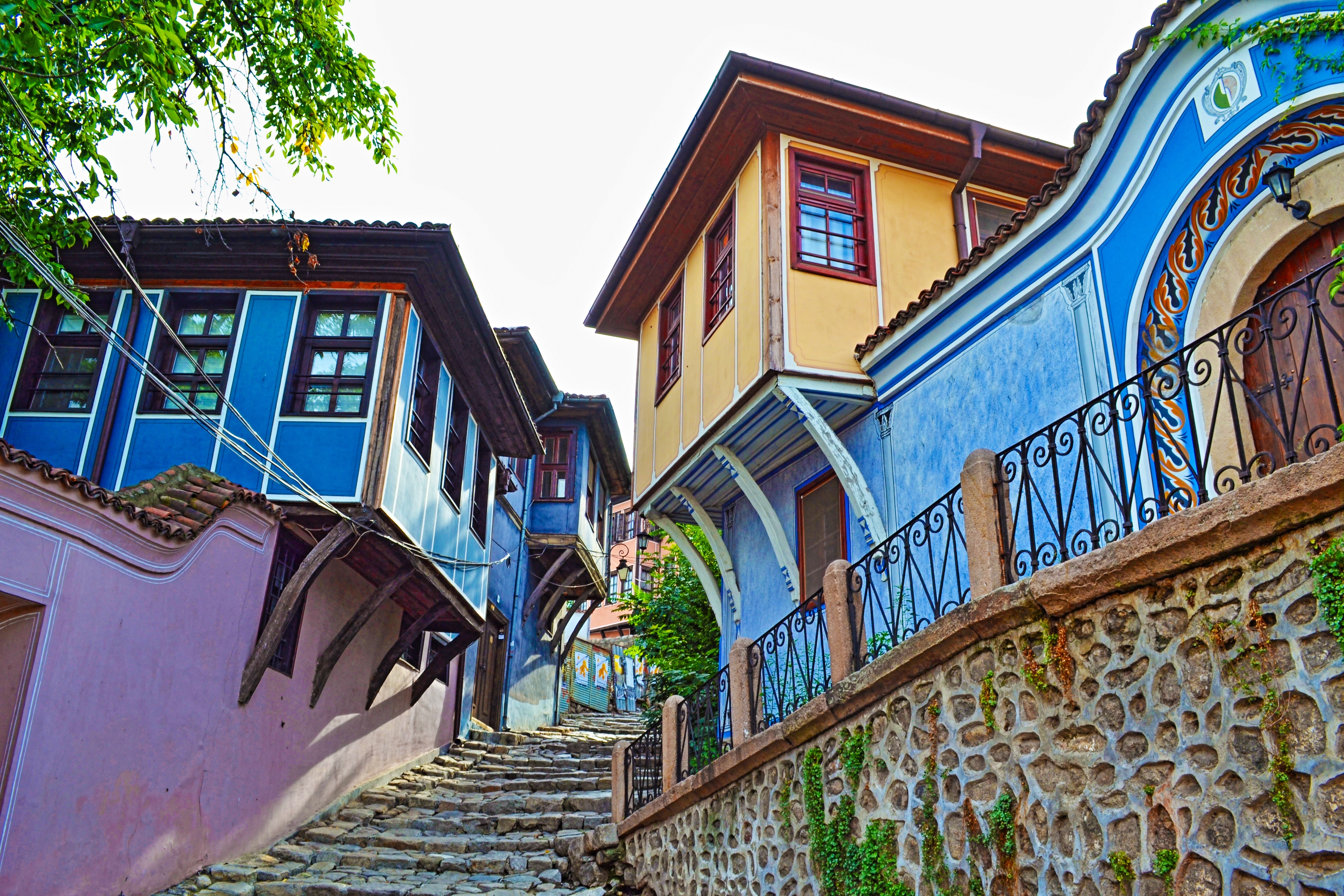 Farverige traditionelle bulgarske huse på brostensbelagt gade i Plovdivs historiske gamle by