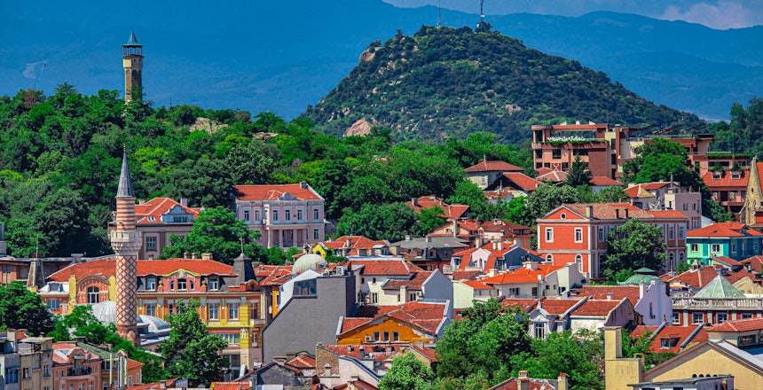 Panoramaudsigt over Plovdivs gamle by med farverige historiske bygninger og Nebet Tepe bakke i Bulgarien