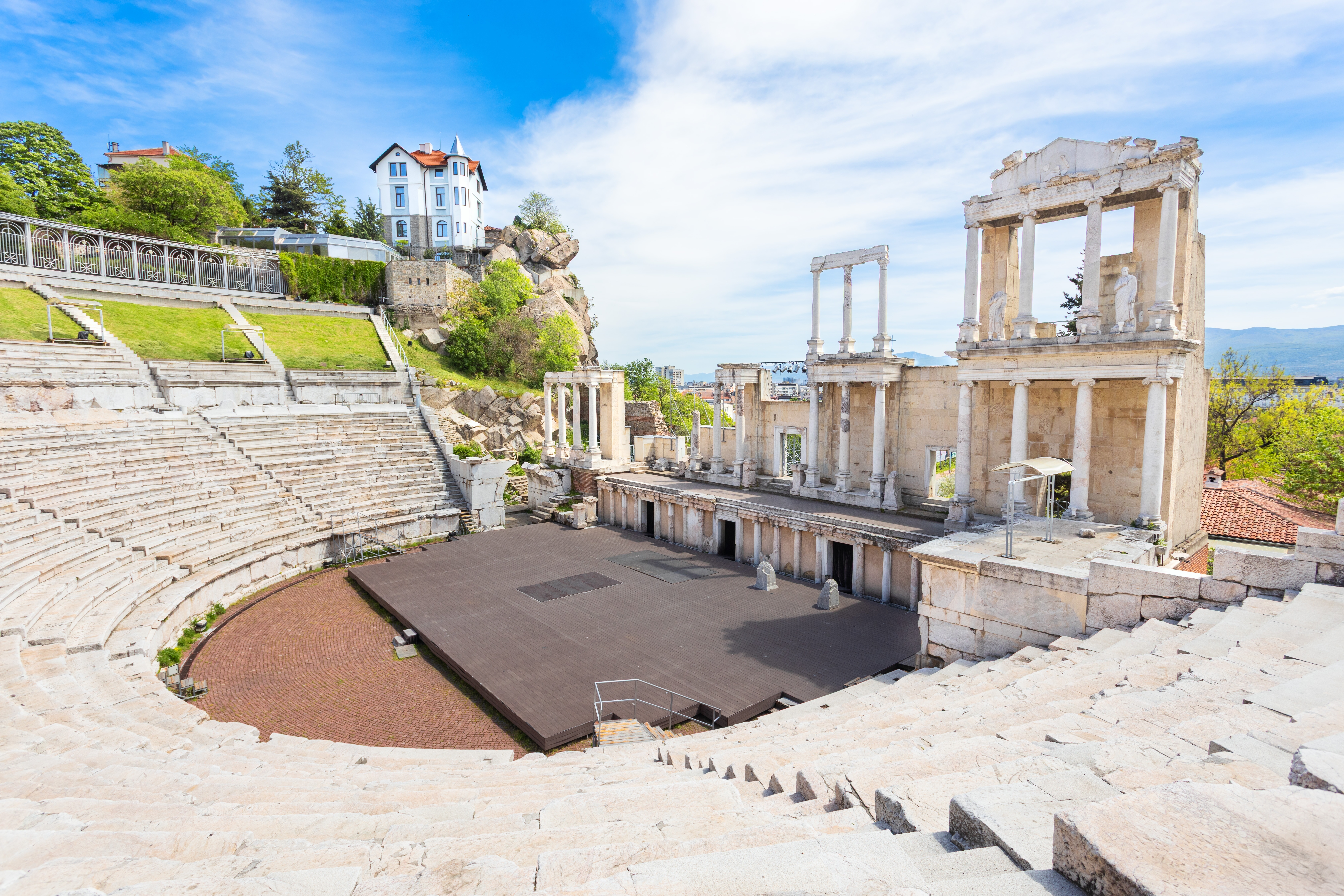 Antik romersk amfiteater i Plovdiv Bulgarien med stenruiner og historisk arkitektur