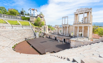 Antik romersk amfiteater i Plovdiv Bulgarien med stenruiner og historisk arkitektur
