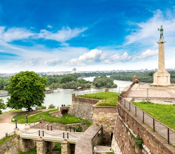 Det berømte Pobednik-sejrsmonument med den historiske Kalemegdan-fæstning i baggrunden på en solrig sommerdag i Beograd, Serbiens hovedstad og kulturelle centrum