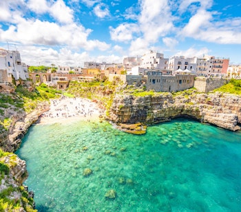 Malerisk udsigt over den hvide kystby Polignano a Mare på klipperne ved Adriaterhavet i Puglia, Syditalien