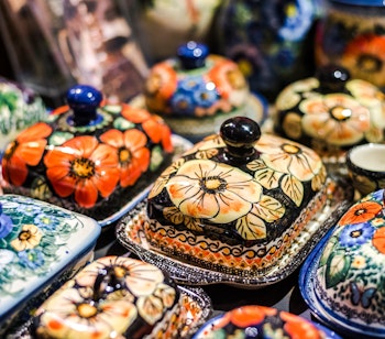 Traditionel polsk keramik med farverige håndmalede blomstermønstre fra markederne i Krakow - populære souvenirs med lokalt kunsthåndværk