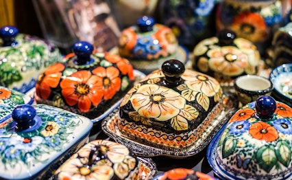 Traditionel polsk keramik med farverige håndmalede blomstermønstre fra markederne i Krakow - populære souvenirs med lokalt kunsthåndværk