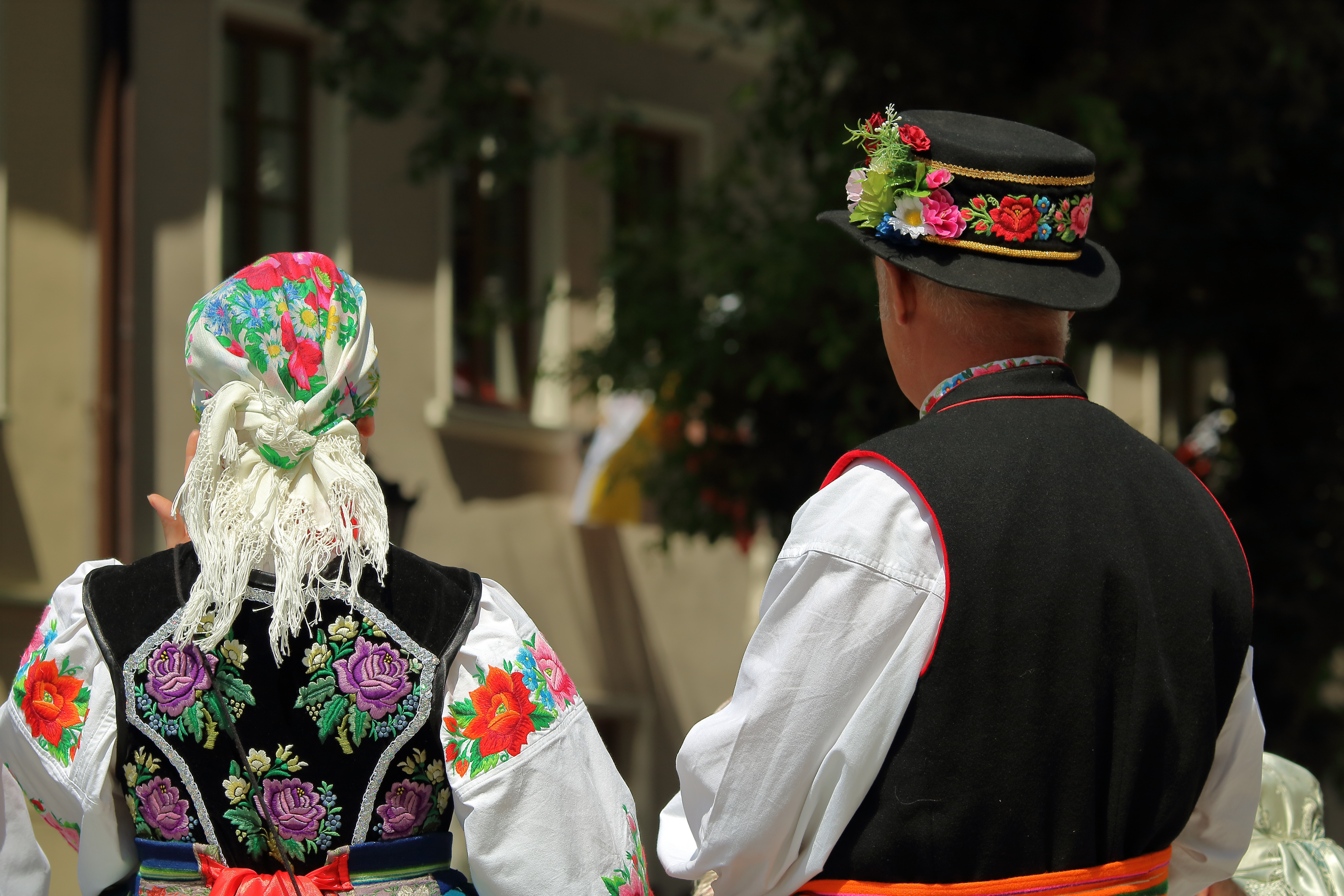 Traditionelle polske folkedansere i farverige broderede dragter under kulturfestival i Polen