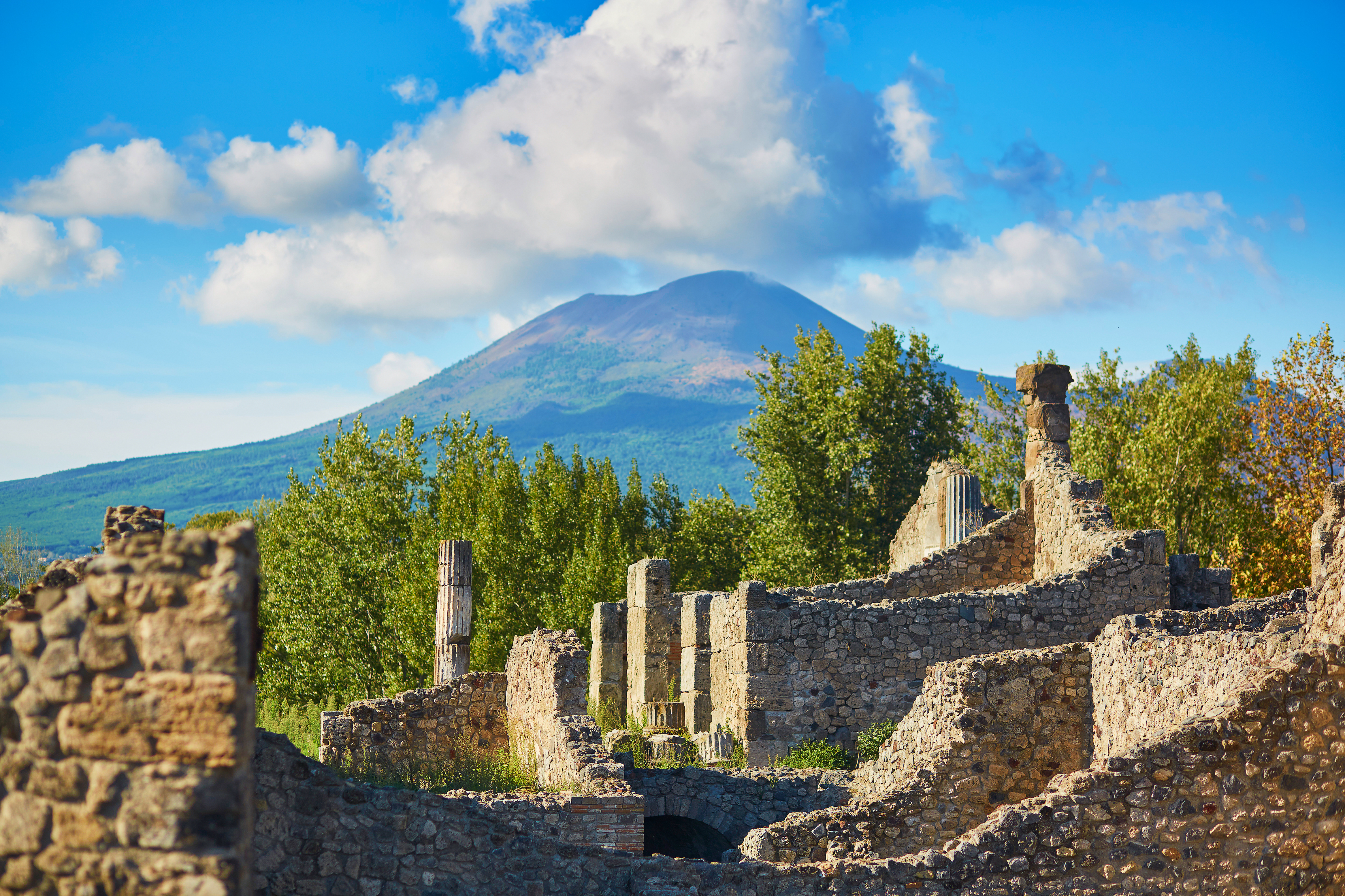 Antikke romerske ruiner i Pompeii med Vesuv vulkanen i baggrunden, Italien