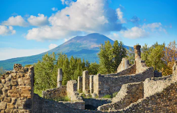 Antikke romerske ruiner i Pompeii med Vesuv vulkanen i baggrunden, Italien