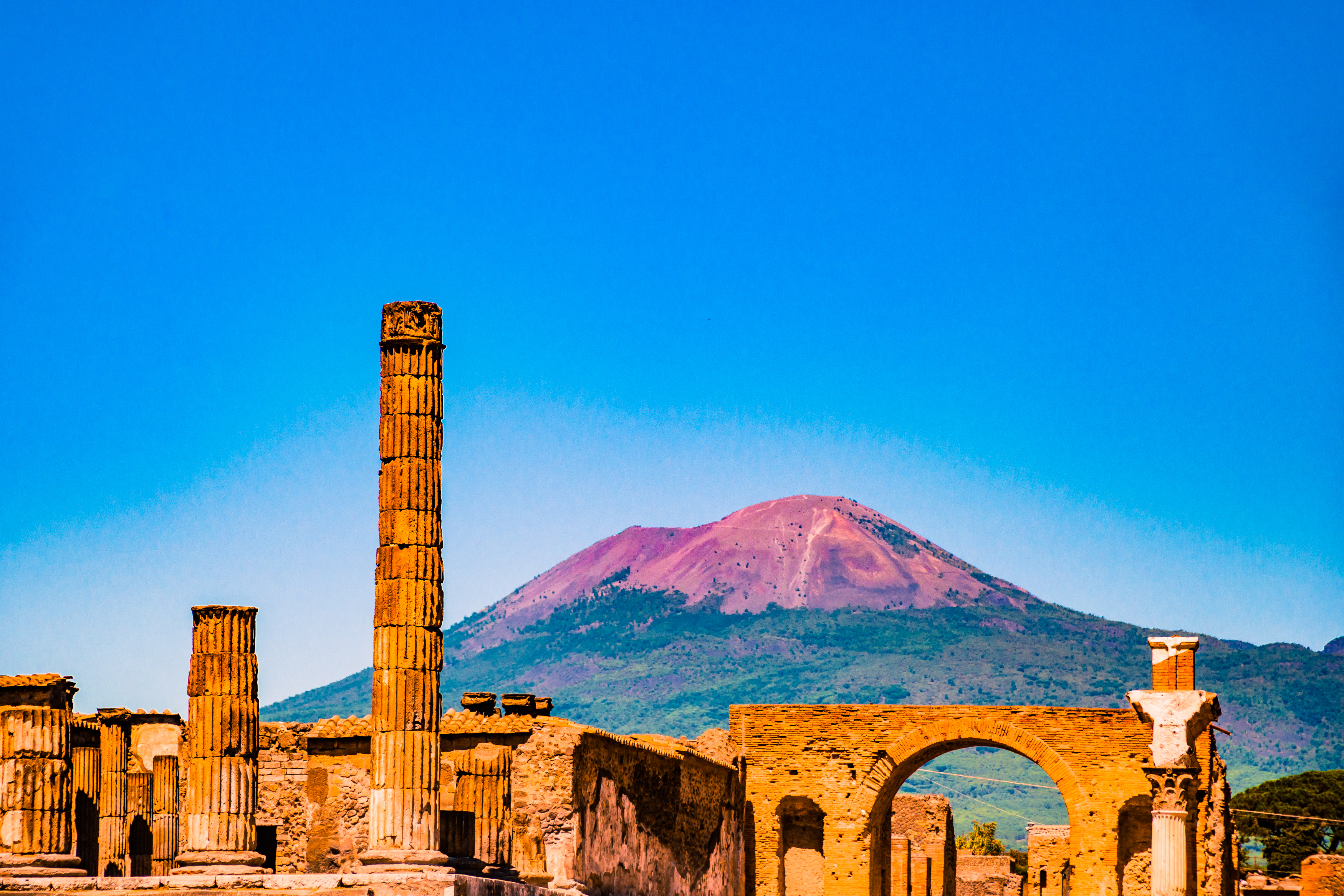 Antikke romerske ruiner i Pompeii med Vesuv vulkanen i baggrunden, Italien