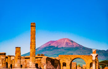 Antikke romerske ruiner i Pompeii med Vesuv vulkanen i baggrunden, Italien