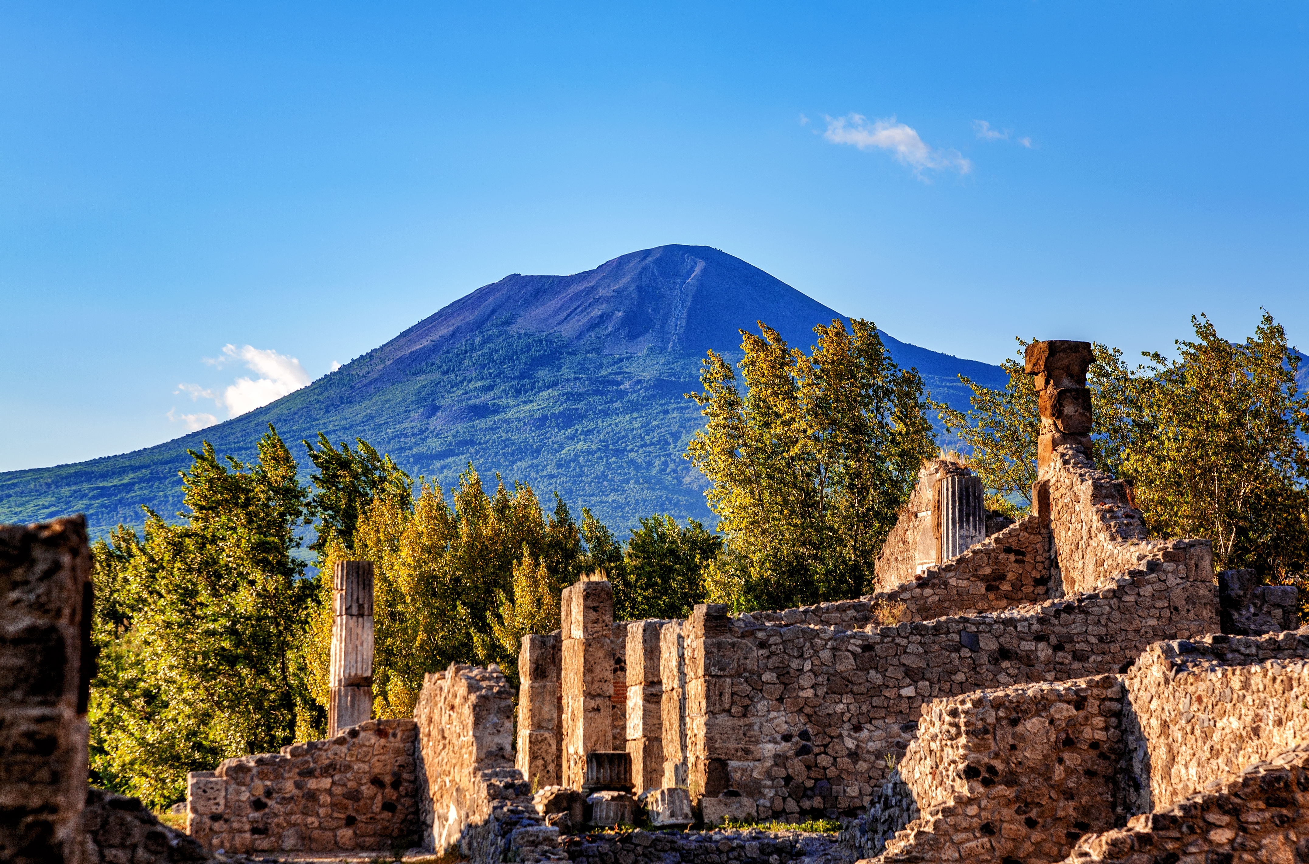 Antikke romerske ruiner i Pompeii med Vesuvius vulkan i baggrunden, Italien