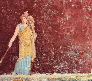 Antik romersk fresko af en kvindeskikkelse på væggen i en domus i Pompeji, et historisk vidnesbyrd om den klassiske kunst bevaret efter Vesuvs udbrud