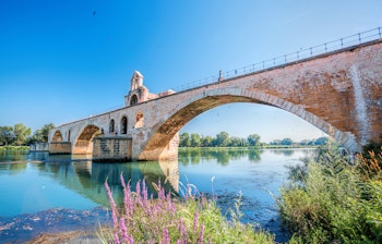 Den historiske Pont d'Avignon bro ved solnedgang over Rhône-floden i Provence, Frankrig