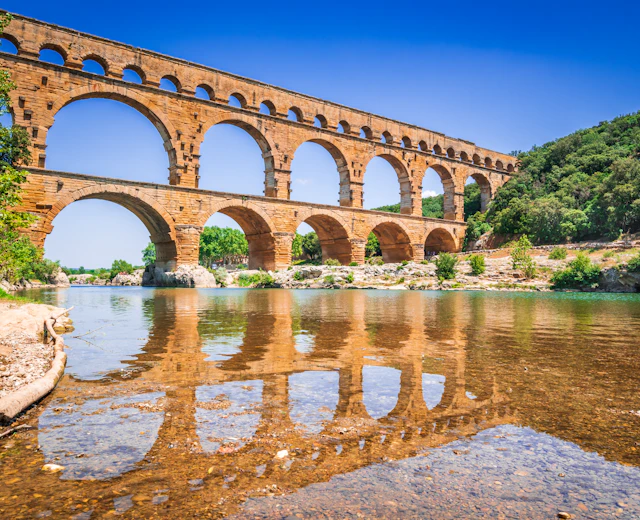 Den berømte Pont du Gard romerske akvadukt bro spejler sig i Gardon-floden i det sydlige Frankrig