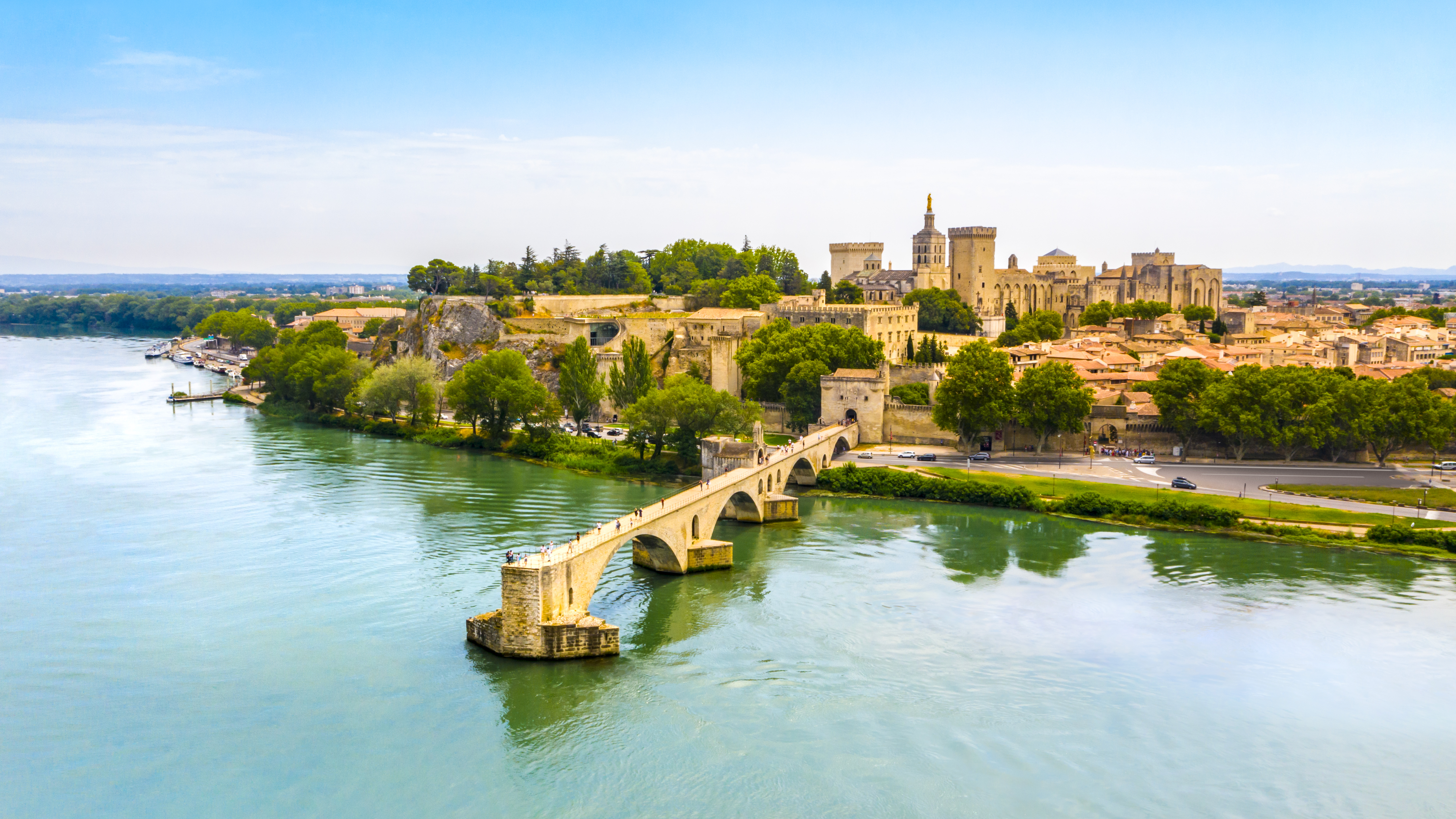 Den historiske Pont Saint-Bénezet bro over Rhône-floden i Avignon, Sydfrankrig på en solrig sommerdag