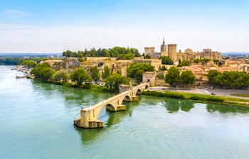 Den historiske Pont Saint-Bénezet bro over Rhône-floden i Avignon, Sydfrankrig på en solrig sommerdag