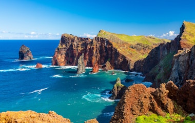 Betagende udsigt over Ponta de São Lourenço halvøen med dramatiske klipper og vandrestier langs Madeiras østlige kyst i Portugal