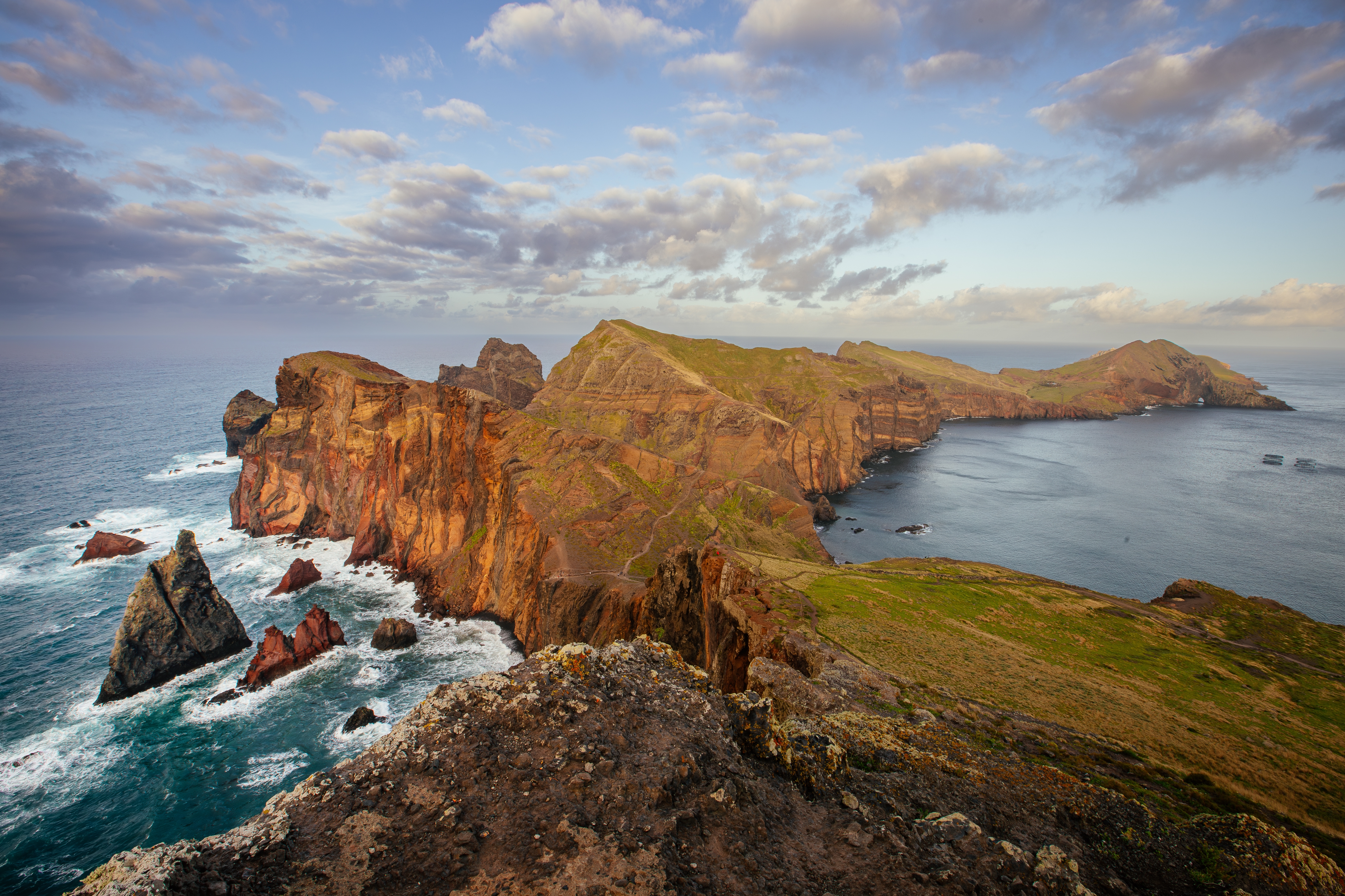 Dramatiske klipper og kystlinje ved Ponta de São Lourenço halvøen på Madeira, Portugal, med turkisblåt Atlanterhav der bryder mod de røde vulkanske klipper