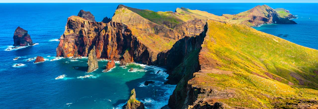Luftudsigt over Ponta de São Lourenço halvøen på Madeira med dramatiske røde og grønne klipper ned mod det turkisblå Atlanterhav
