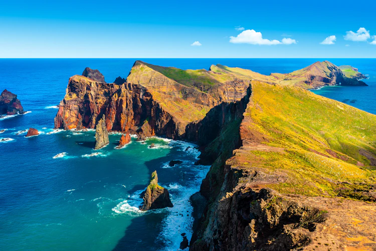 Luftudsigt over Ponta de São Lourenço halvøen på Madeira med dramatiske røde og grønne klipper ned mod det turkisblå Atlanterhav