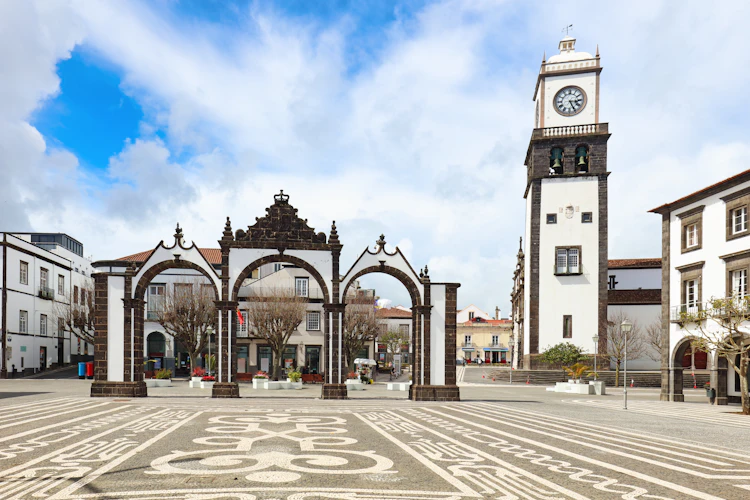 Historiske Portas da Cidade porte og tårn på hovedtorvet i Ponta Delgada, Azorerne Portugal