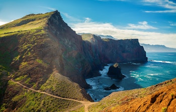 Majestætiske klipper ved Ponta de Sao Lourenco halvøen med turkisblåt Atlanterhav og dramatisk kystlinje på Madeira, Portugal