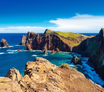 Dramatisk udsigt over Ponta de São Lourenço klipper og vandrestier med Atlanterhavet i baggrunden på Madeira, Portugal
