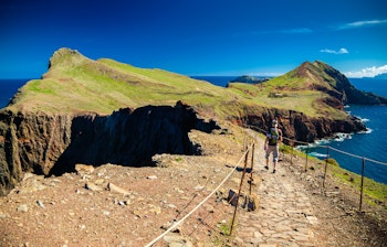 Vandrer på den spektakulære sti ved Ponta de São Lourenço på Madeiras østlige spids - en betagende vandreoplevelse med dramatiske klipper og udsigt over det blå Atlanterhav