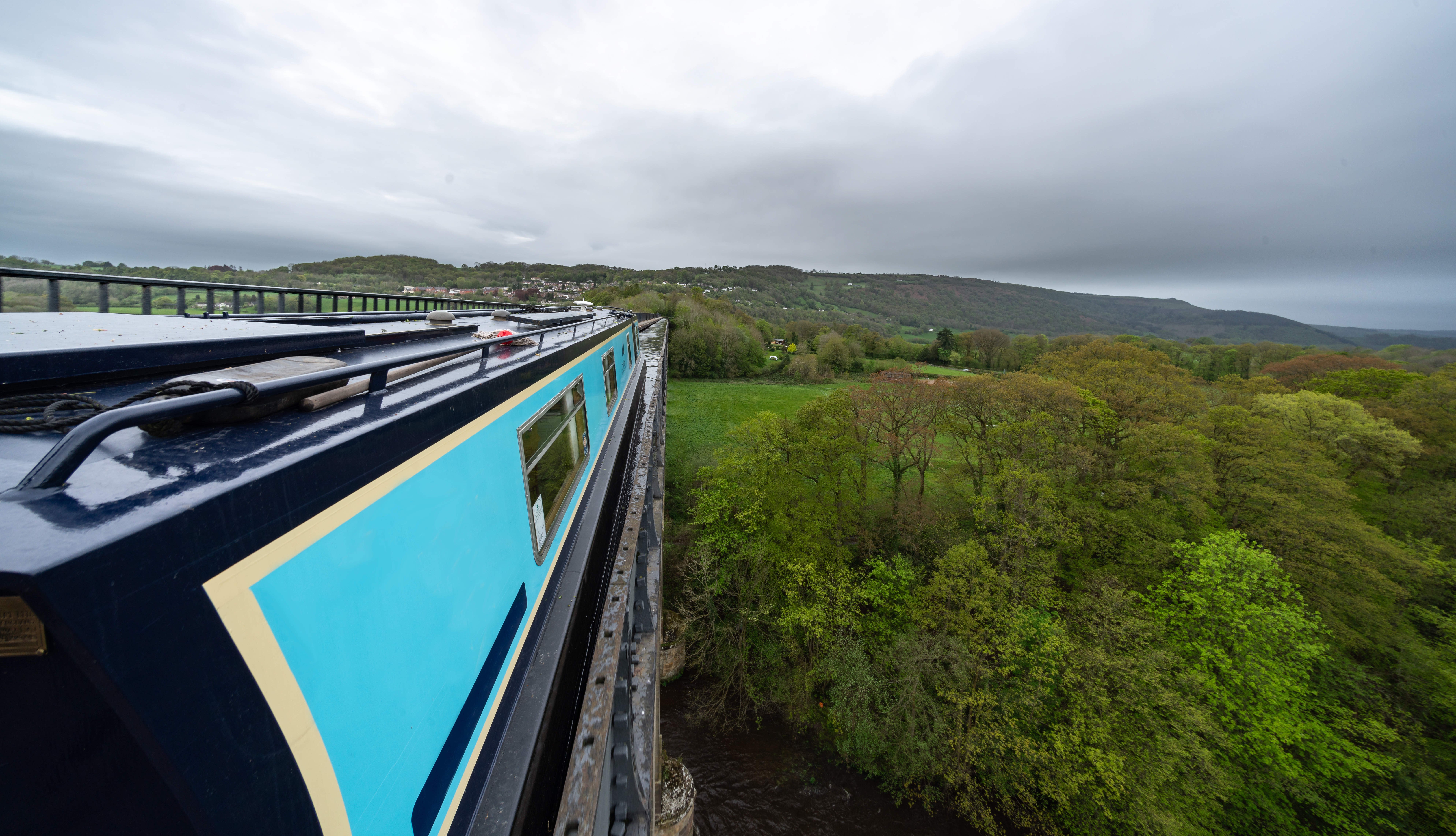 Historisk Pontcysyllte Aqueduct bro i Wales med kanalbåd over grønt landskab