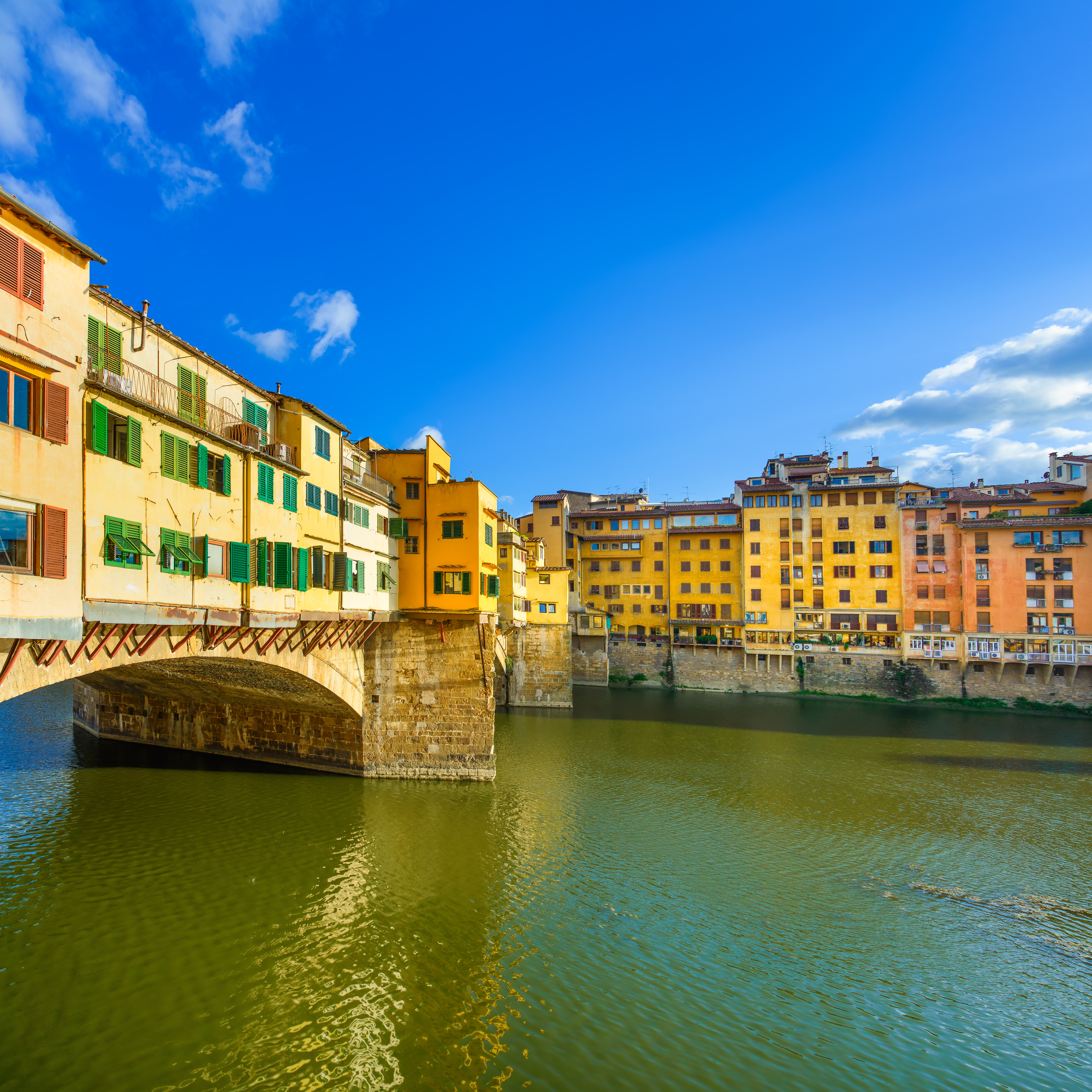 Den historiske Ponte Vecchio bro ved solnedgang over Arno-floden i Firenze, Toscana, Italien