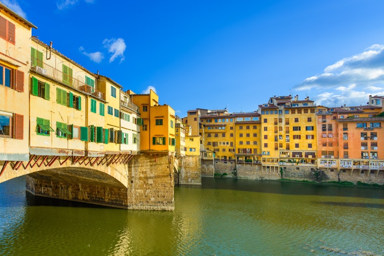 Den historiske Ponte Vecchio bro ved solnedgang over Arno-floden i Firenze, Toscana, Italien