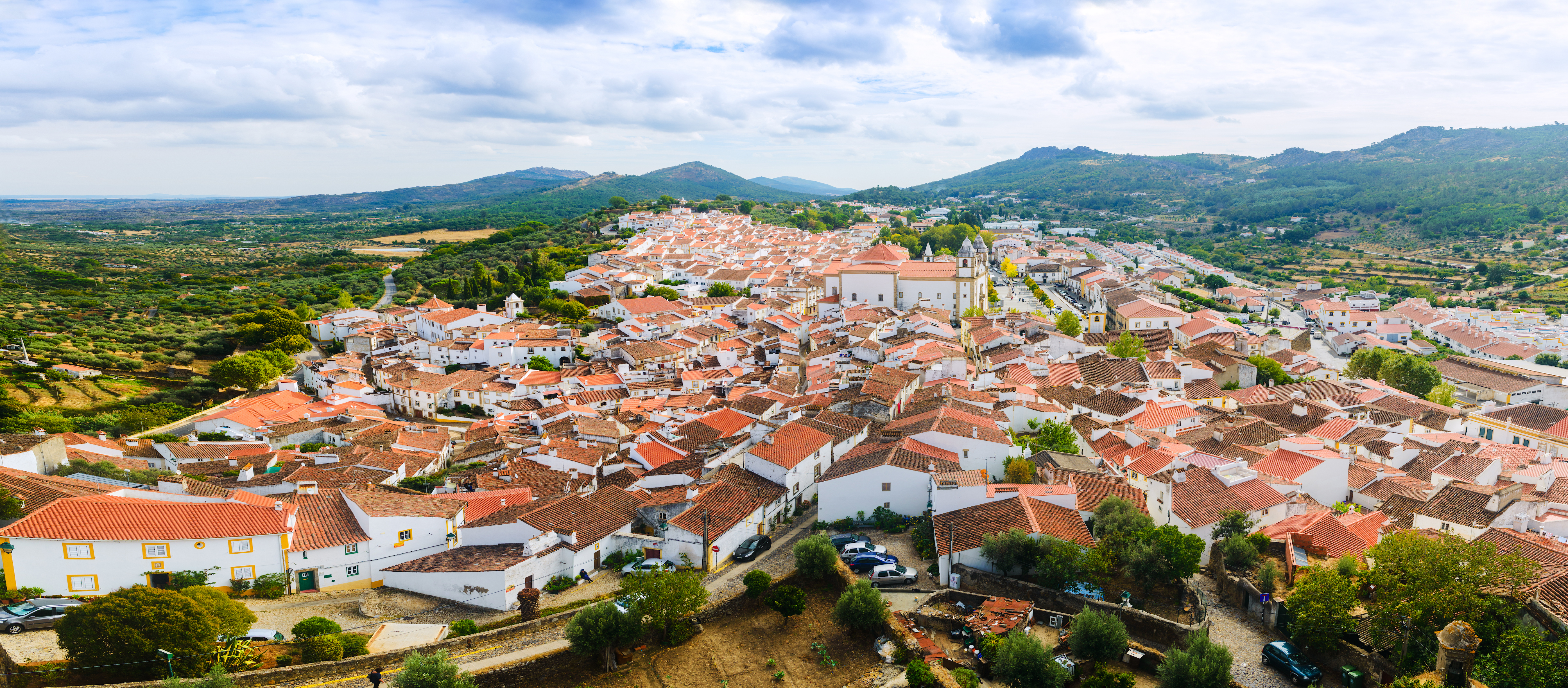 Luftfoto af den portugisiske by Portalegre i Alentejo med traditionelle hvide huse og røde tegltage
