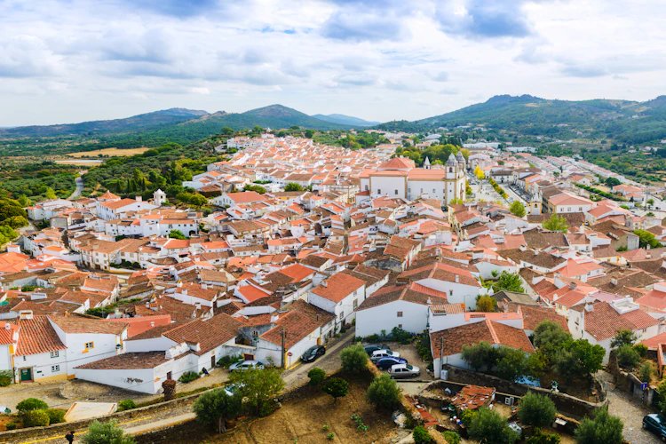 Luftfoto af den portugisiske by Portalegre i Alentejo med traditionelle hvide huse og røde tegltage