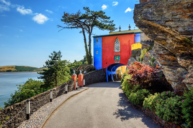 Den farverige italiensk-inspirerede Portmeirion landsby i Nordwales med karakteristisk middelhavsarkitektur og frodige omgivelser