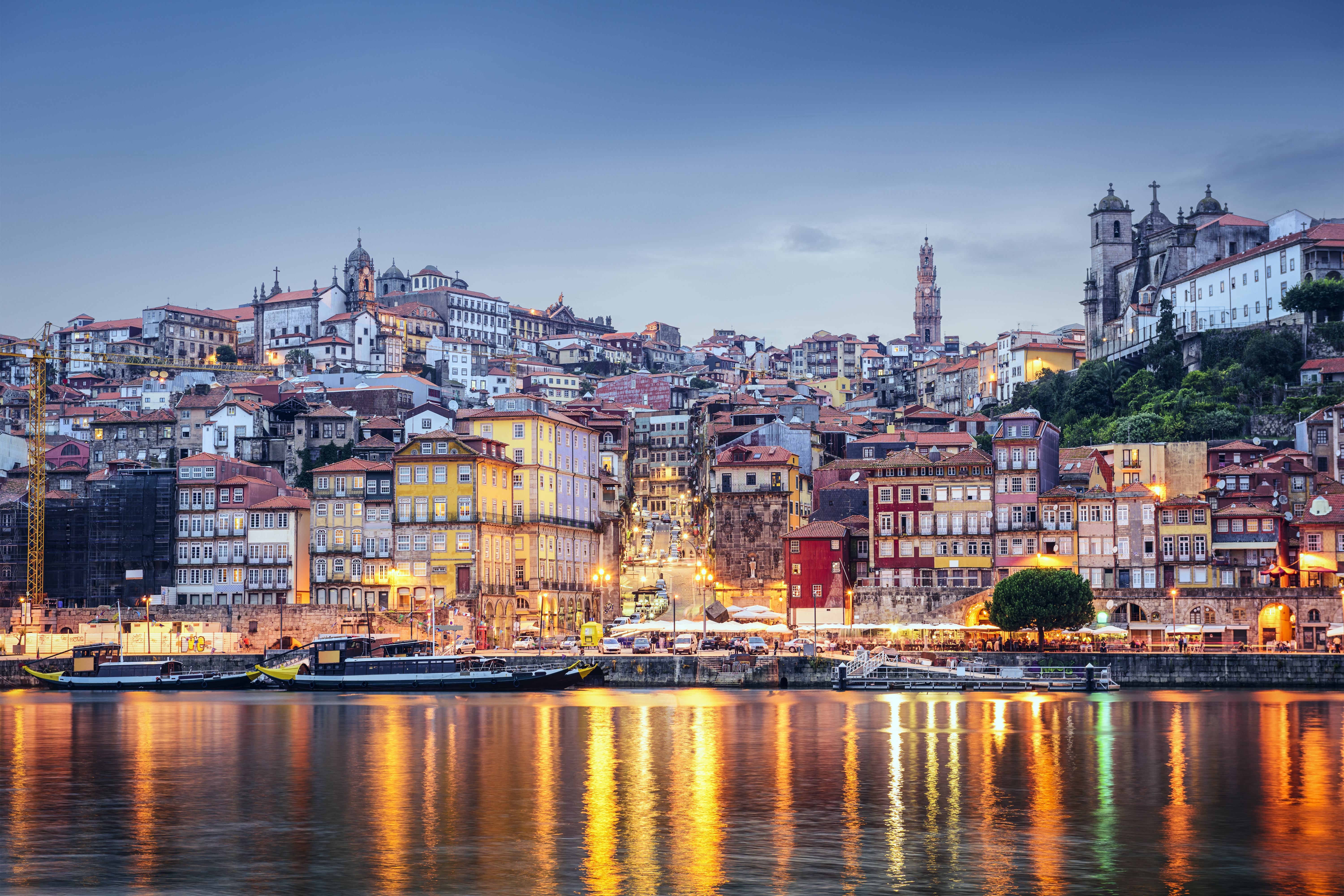Porto historiske bydel ved Douro-floden i aftenlys med farverige bygninger, Portugal