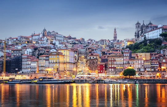 Porto historiske bydel ved Douro-floden i aftenlys med farverige bygninger, Portugal
