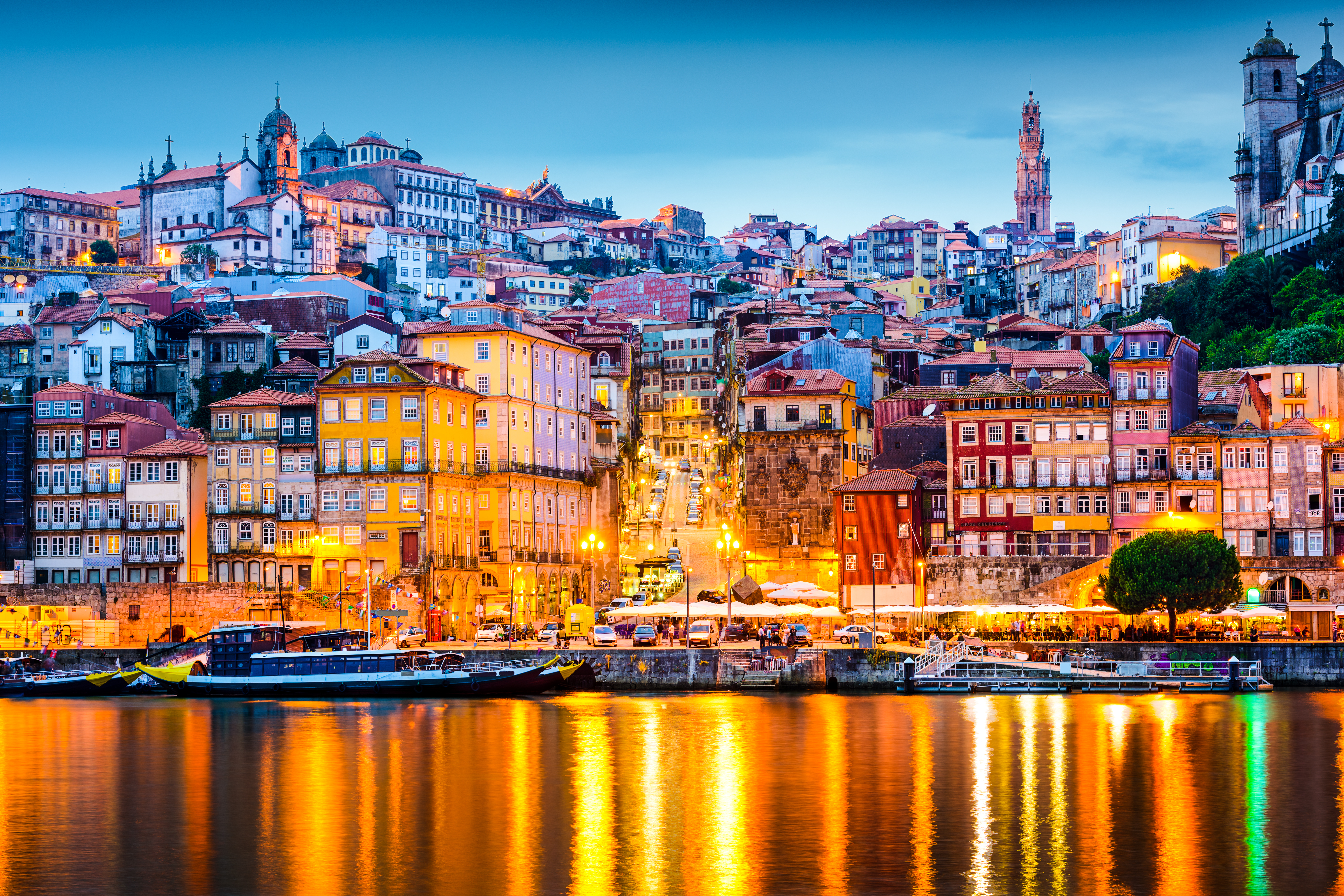 Smuk aftenstemning over Portos farverige bygninger langs Douro-floden i Portugal