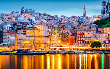 Smuk aftenstemning over Portos farverige bygninger langs Douro-floden i Portugal