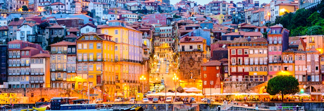 Smuk aftenstemning over Portos farverige bygninger langs Douro-floden i Portugal