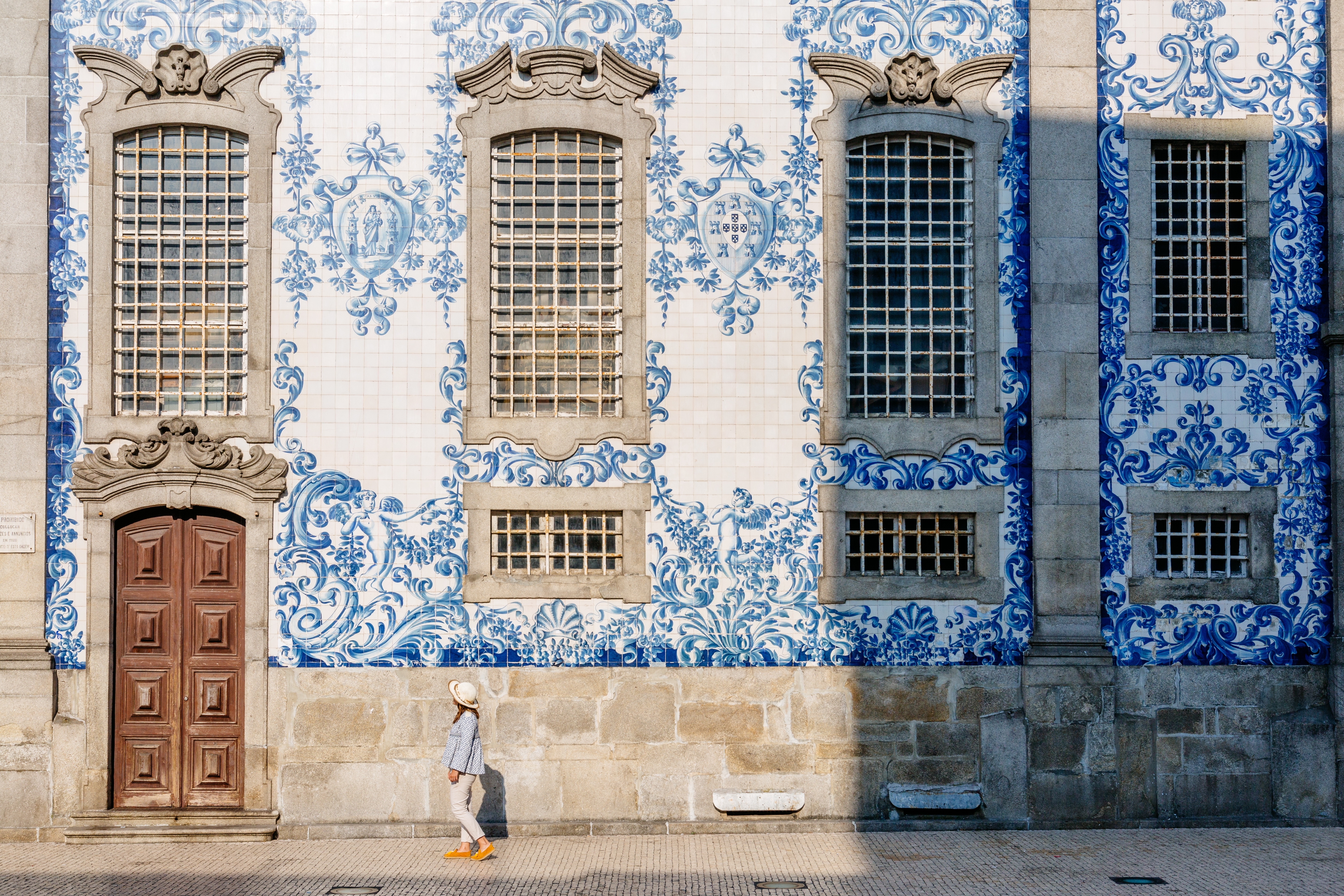 Smukke blå azulejo fliser på historisk kirkefacade i Porto, Portugal