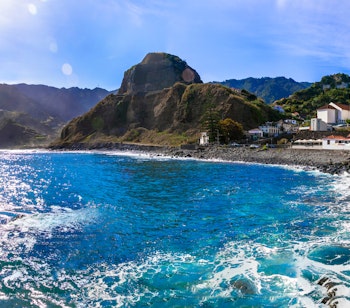 Charmerende Porto da Cruz kystby på Madeira med bjerglandskab, blåt hav og naturskønne omgivelser