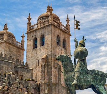 Porto Katedral med rytterstatue på pladsen, historisk vartegn i Portugals næststørste by