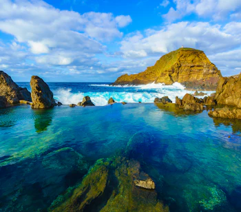 Naturlige vulkanske pools med krystalklart blåt vand ved Porto Moniz på Madeira Portugal