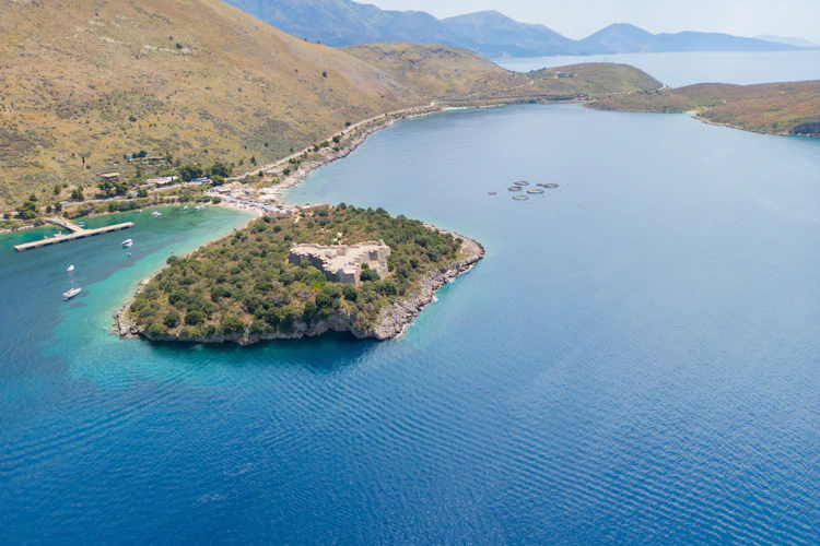 Luftfoto af Porto Palermo borg på lille ø ved Albaniens smukke kyst