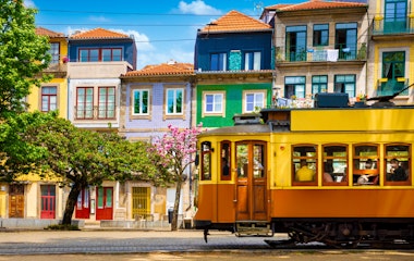Smuk panoramaudsigt over Porto med farverige bygninger langs Douro-floden på en solrig sommerdag i Portugal