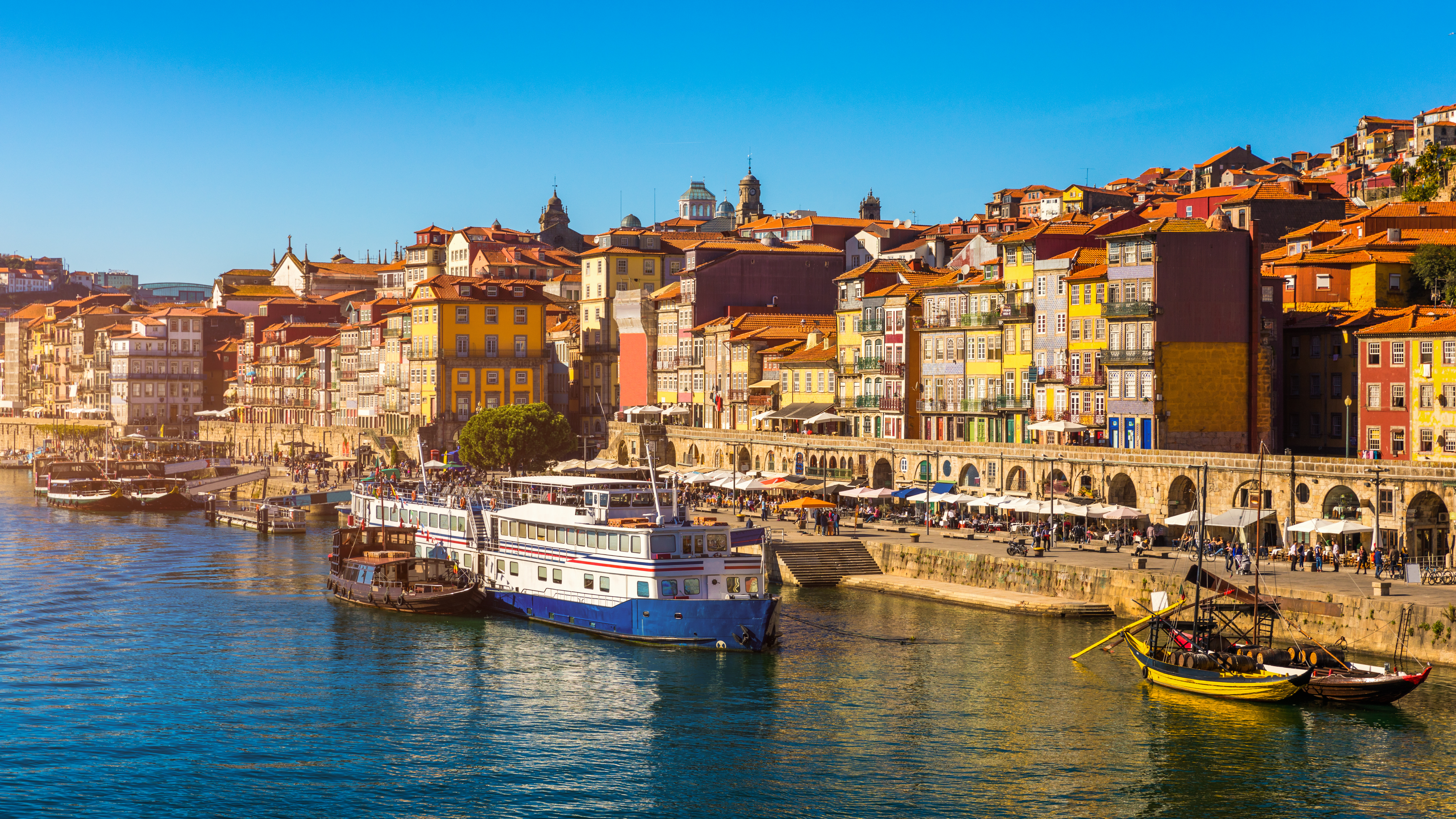 Farverige historiske bygninger langs Douro-floden i Portos gamle bydel Ribeira