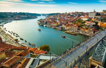 Panoramaudsigt over Portos historiske Ribeira-kvarter med den ikoniske Dom Luis-bro over Douro-floden i Portugal