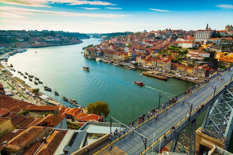Panoramaudsigt over Portos historiske Ribeira-kvarter med den ikoniske Dom Luis-bro over Douro-floden i Portugal