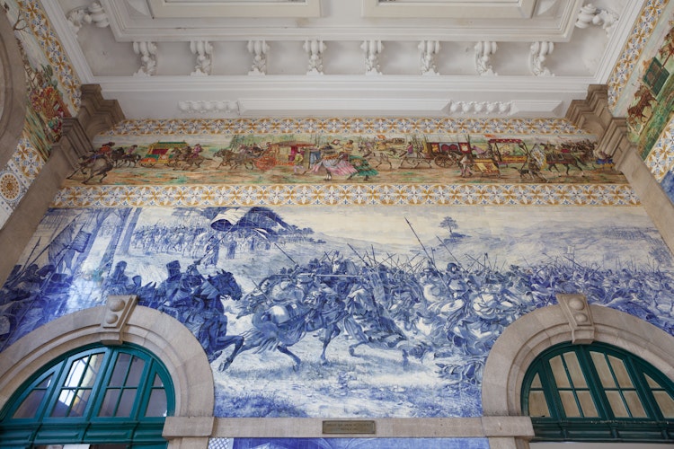 Indvendig udsigt over den historiske Sao Bento jernbanestation i Porto med smukke blå azulejo-fliser, et berømt kulturelt vartegn i Portugal